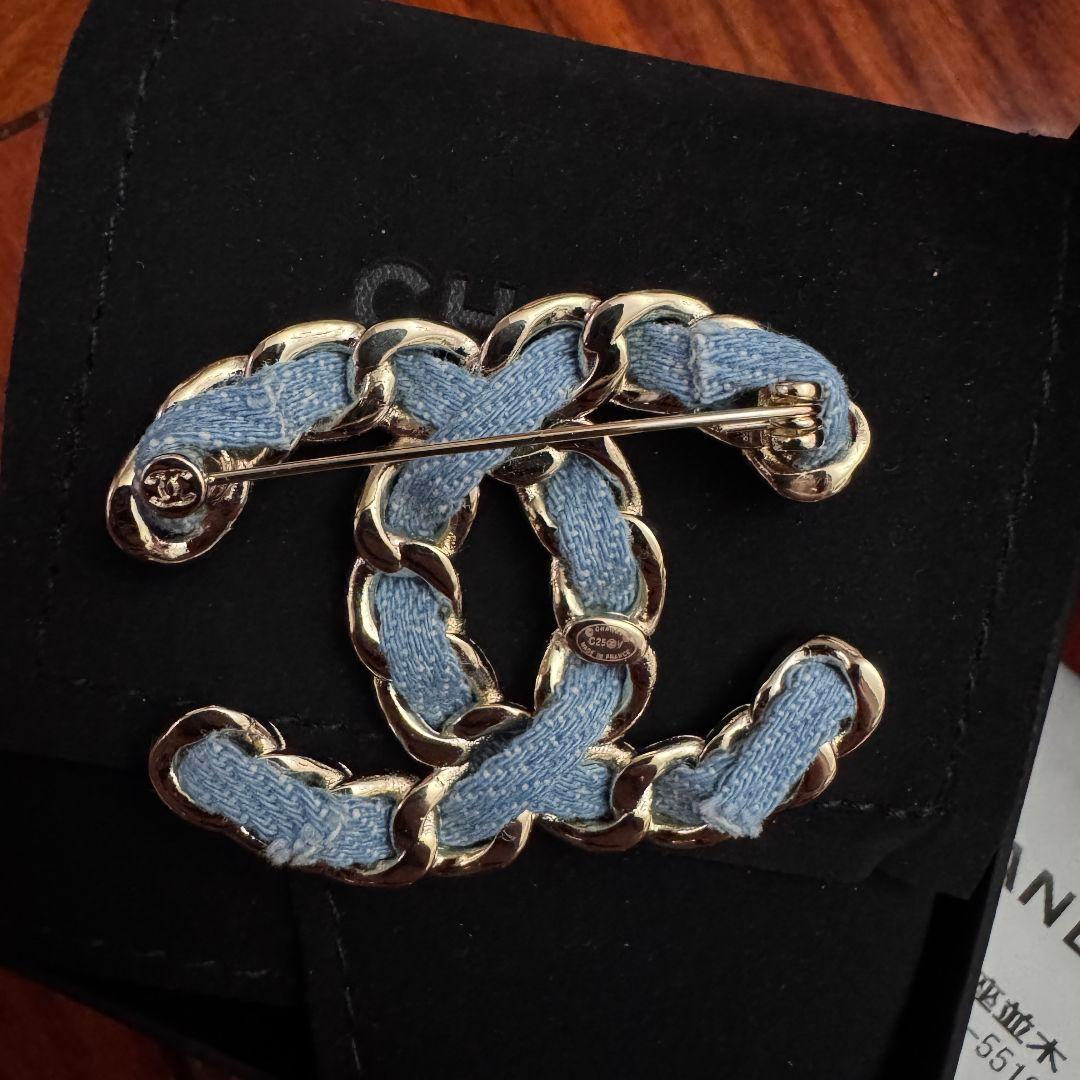 コーデのポイントに☆ CCロゴ ブローチ