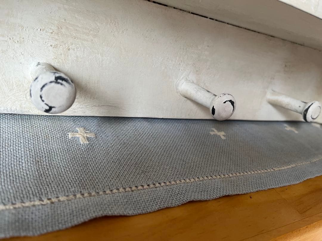 壁掛け飾り棚フック付き　アンティーク風