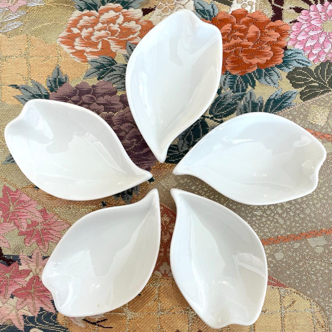 有田①藤巻製陶　青白磁　浅鉢5枚 ②変形三つ足皿5 枚③白磁　花びら型豆鉢5個