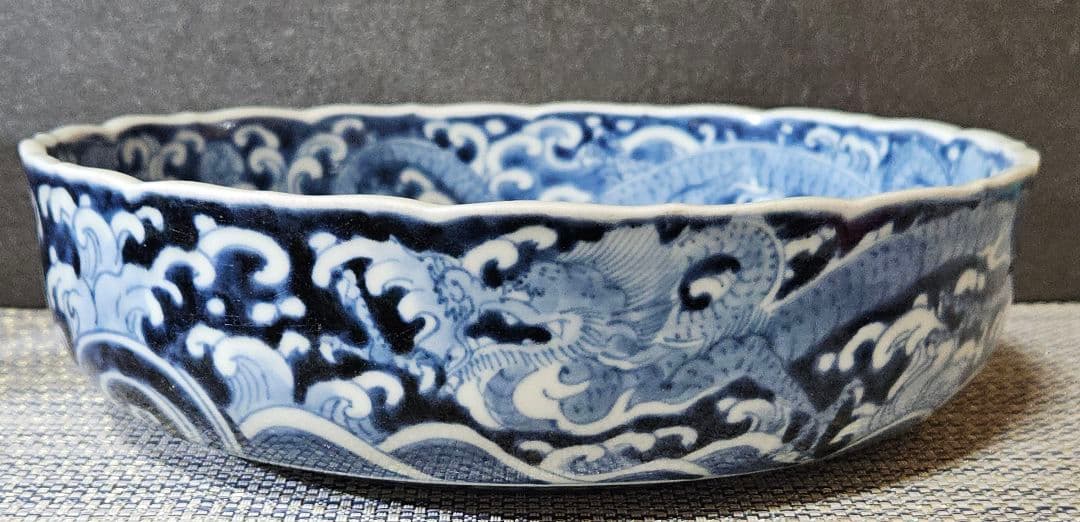 江戸時代中期頃　古伊万里　染付　見込みに三つ葉葵　双龍に波文様　径24.3cm鉢