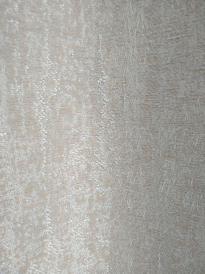 ベージュの遮光　光沢感あふれる高級カーテン