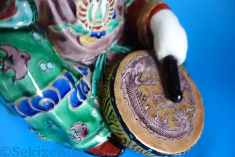 九谷焼 色絵　唐子 童子　　太鼓打ち　置物 　フィギュリン　２８ｃｍ　２５４０