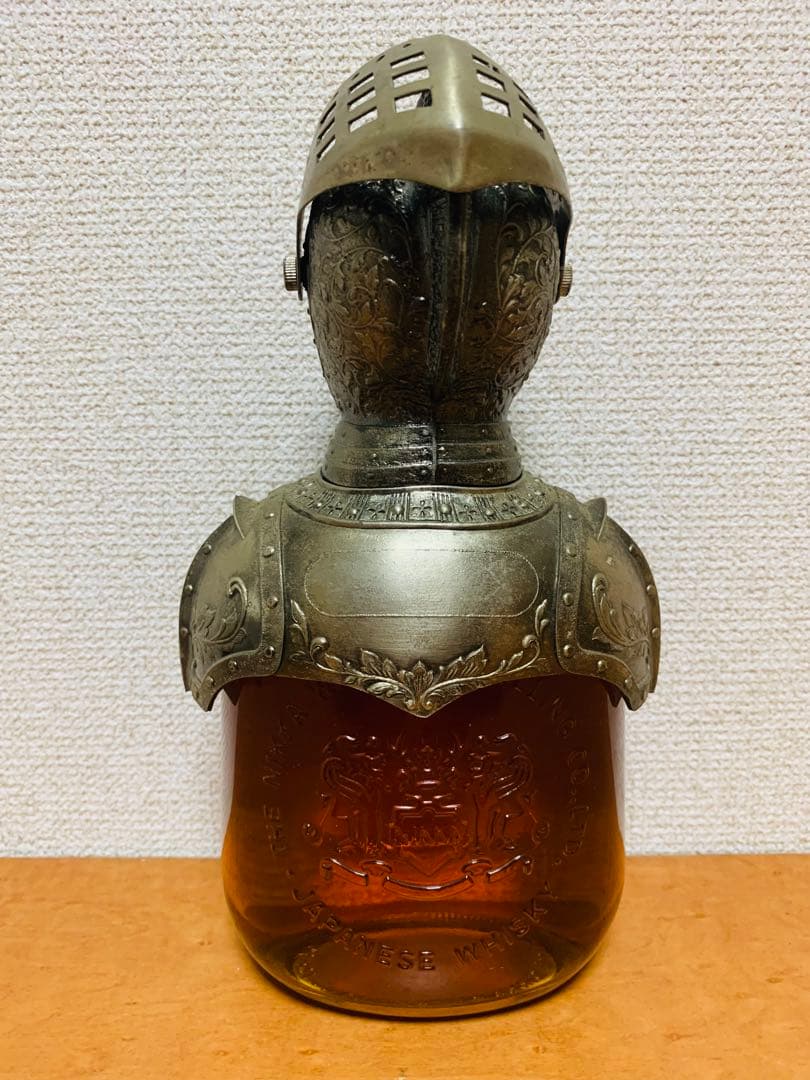 ニッカウイスキーボトルとメタルアーマーのセットです