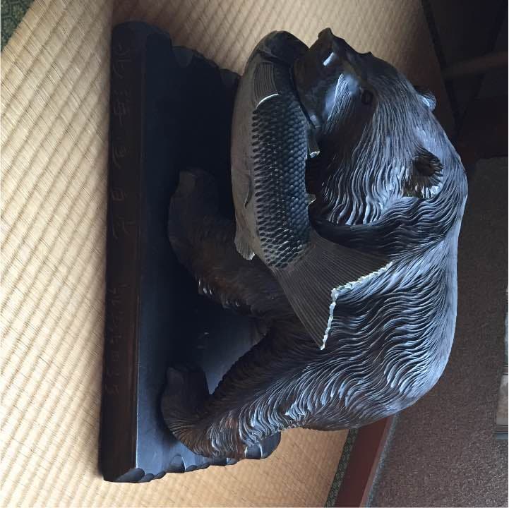 クマの置物 台付き