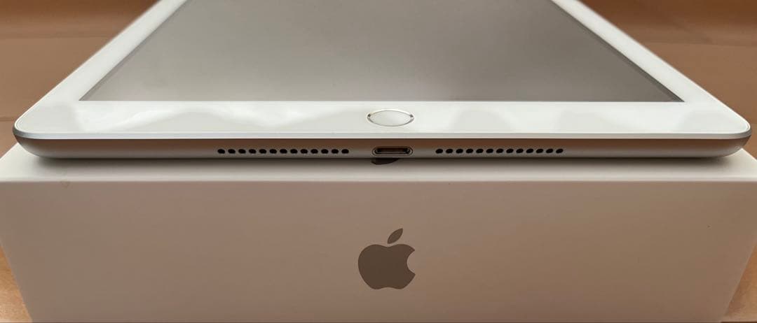 Apple iPad 第5世代 32GB Wi-Fiモデル シルバー