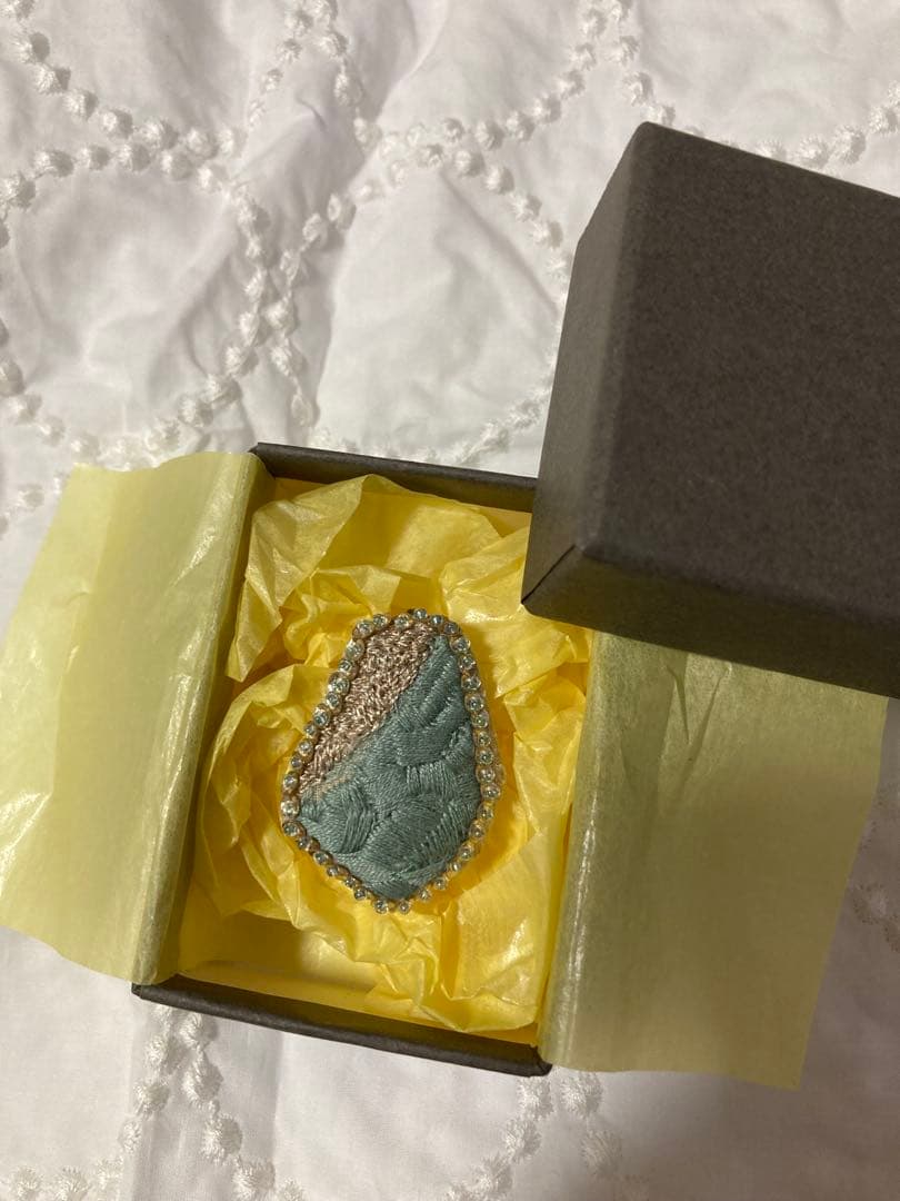 min perhonen 新品　pebble コサージュ　ブローチ　バッチ　箱有