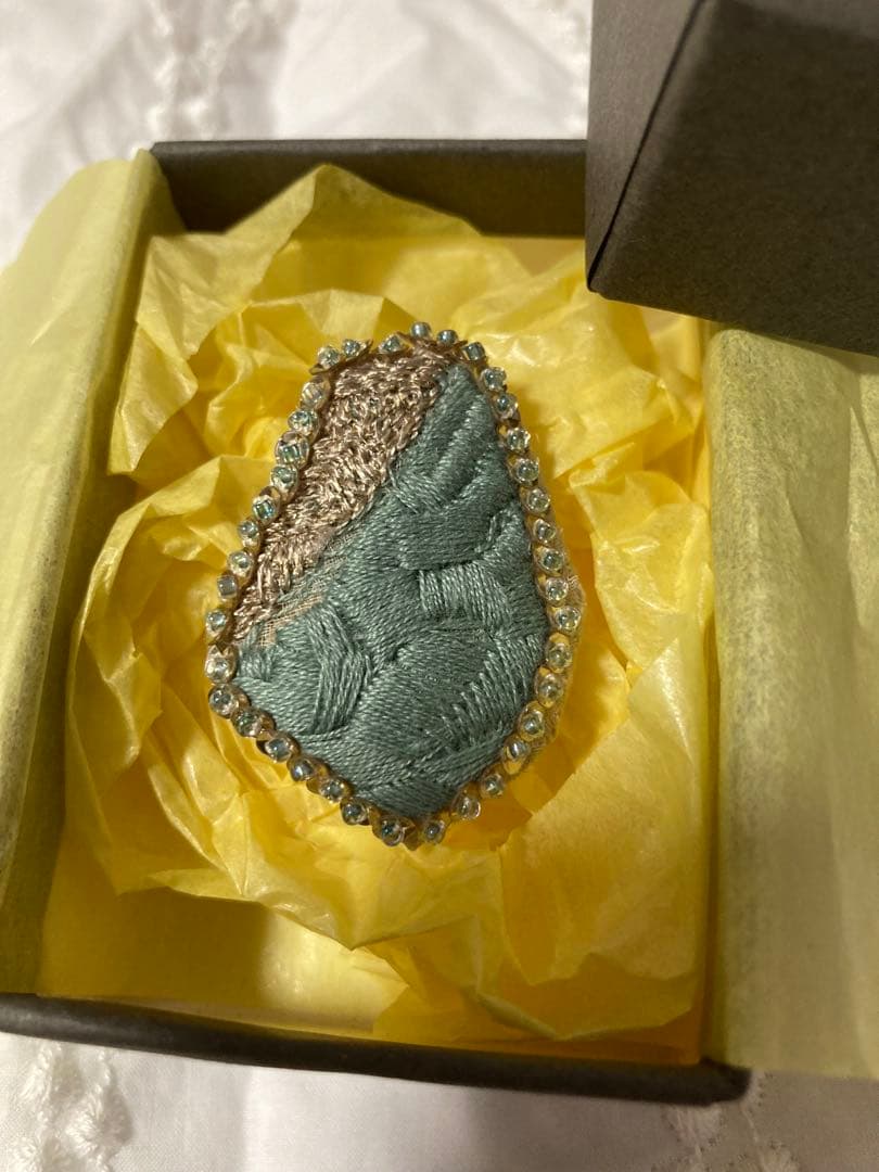 min perhonen 新品　pebble コサージュ　ブローチ　バッチ　箱有