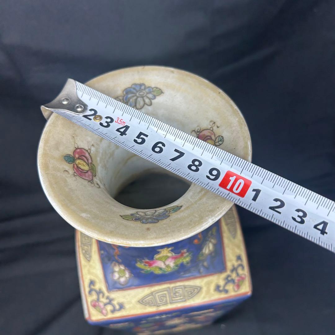 中国古美術　花瓶　多彩な装飾の陶器製花瓶