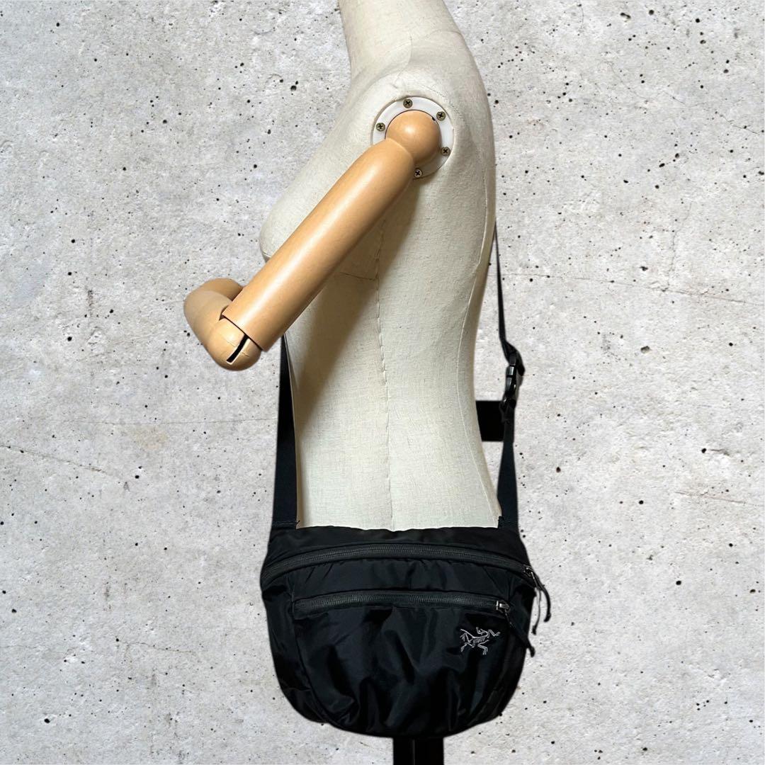 美品　アークテリクス　ショルダーバッグ　ナイロン　マンティス2 ブラック　黒