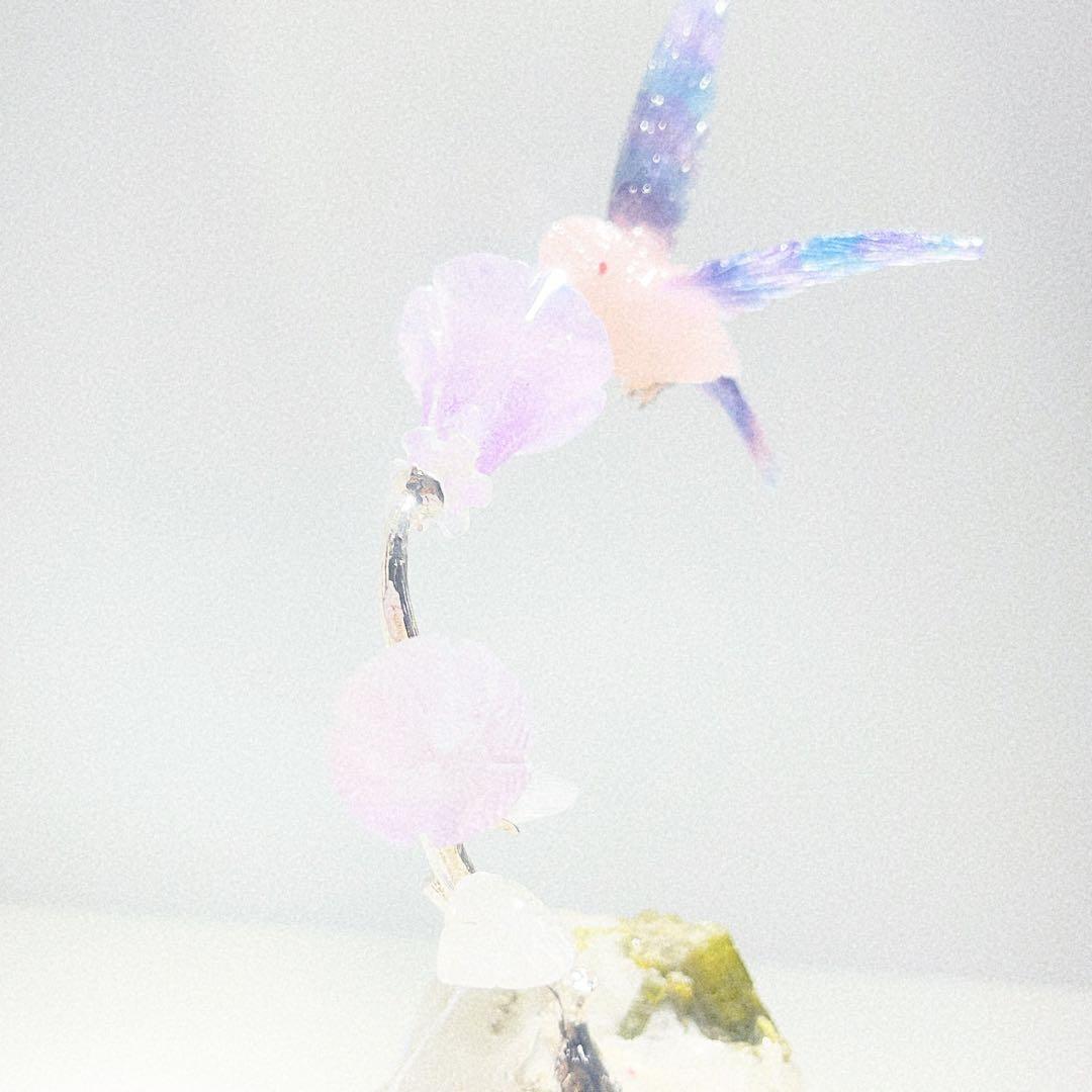 ハチドリ 紫の花付きグリーントルマリン台座ブラジル産NO25-.2366