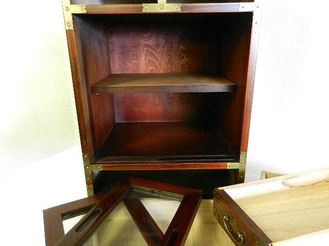 李朝風コリアン家具「引出し棚　吉祥文真鍮飾り金具」（３６×６５×３１㌢、１４㎏）