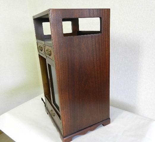 李朝風コリアン家具「引出し棚　吉祥文真鍮飾り金具」（３６×６５×３１㌢、１４㎏）