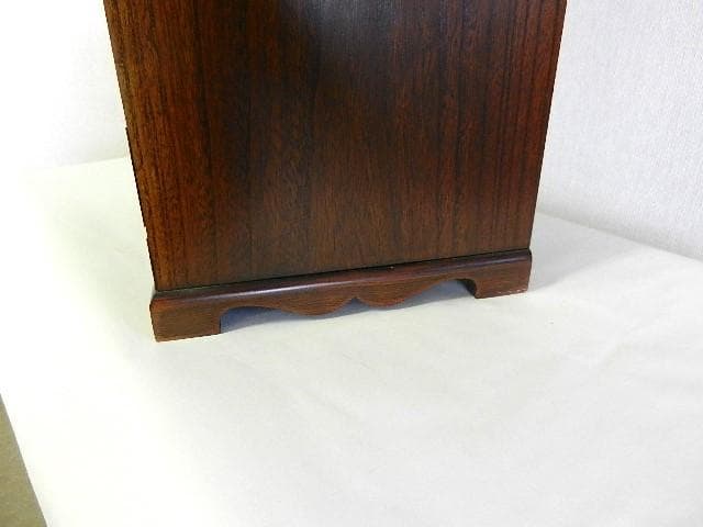 李朝風コリアン家具「引出し棚　吉祥文真鍮飾り金具」（３６×６５×３１㌢、１４㎏）