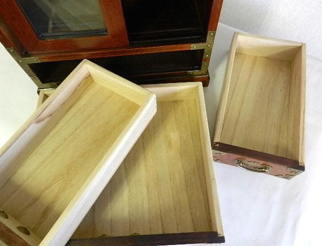 李朝風コリアン家具「引出し棚　吉祥文真鍮飾り金具」（３６×６５×３１㌢、１４㎏）