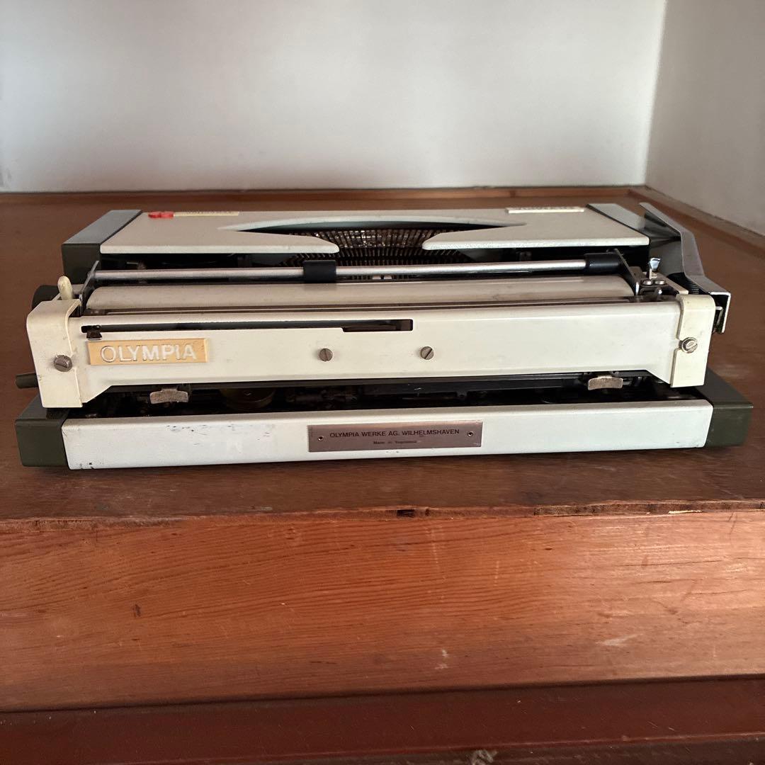 オリンピア　タイプライター トラベラー　Olympia Traveller☆