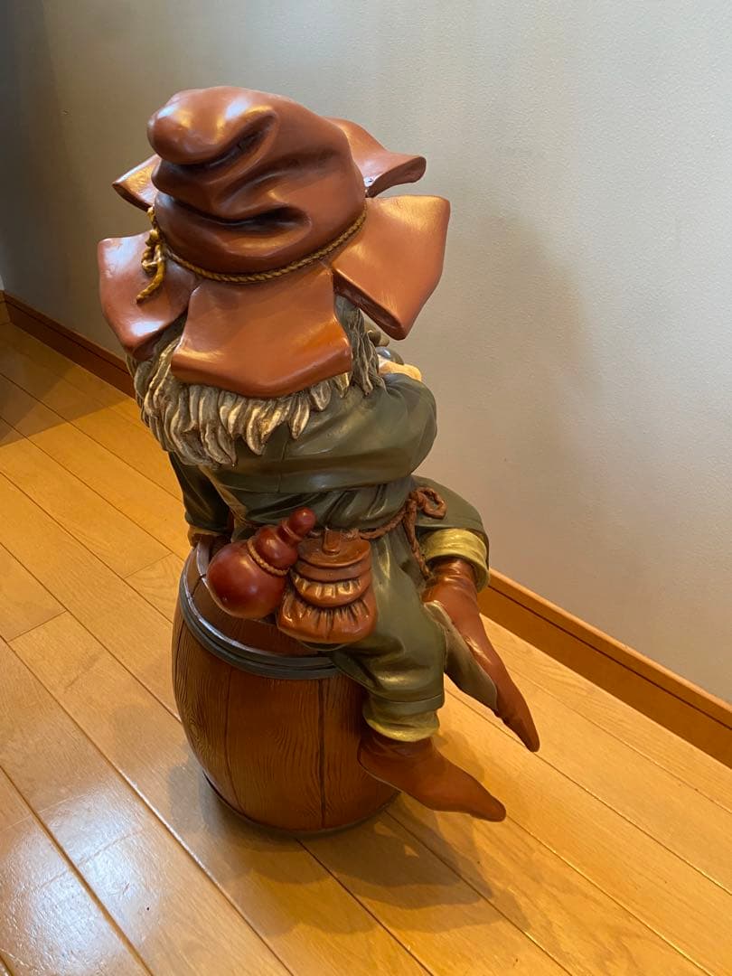 大きめ　タルに座ったお酒を飲んでるおじさん　オブジェ