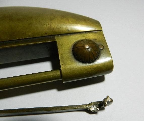 銅の蝙蝠（こうもり）飾りのある真鍮製骨董からくり錠前