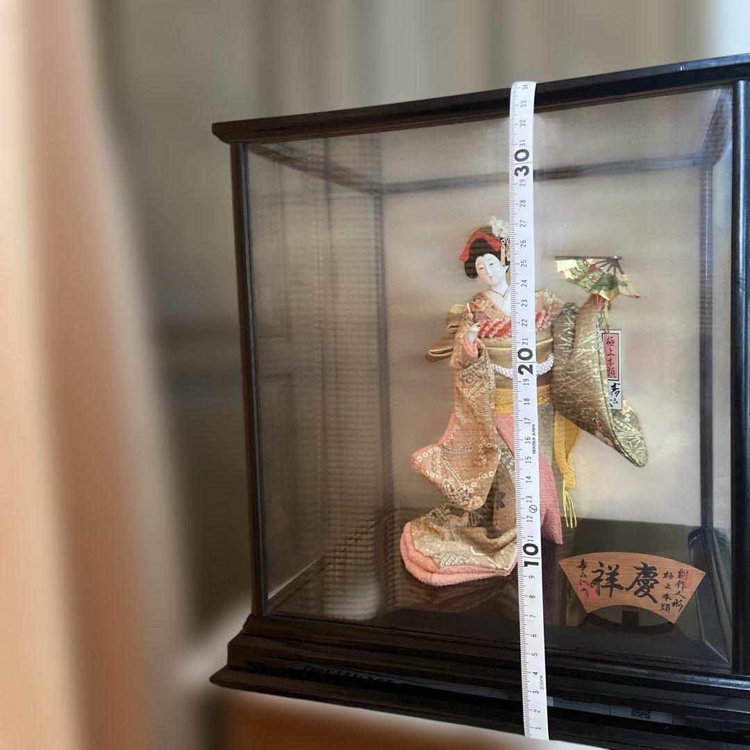 日本の伝統的な着物人形（ガラスケース入り）尾山人形 寿喜代作 慶祥 日本人形