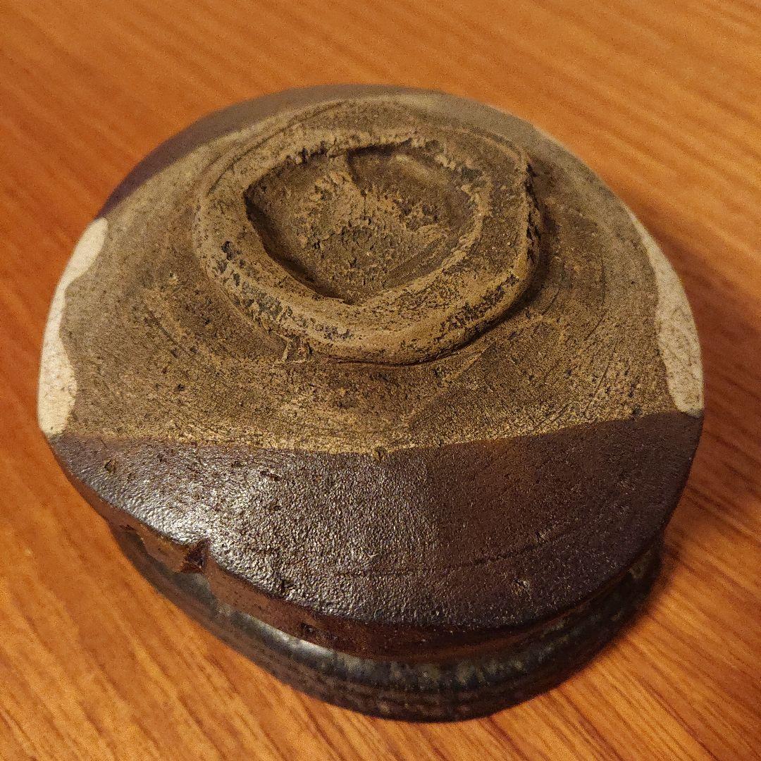 黒織部檜垣文茶碗　特別出品