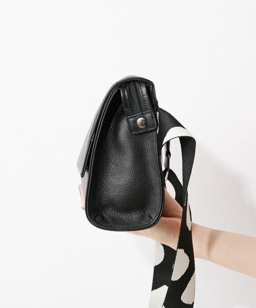 イアパピヨネ　ボディバッグ