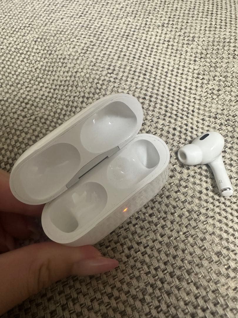 Apple AirPods Pro2 A3047 ケースと右耳のみ