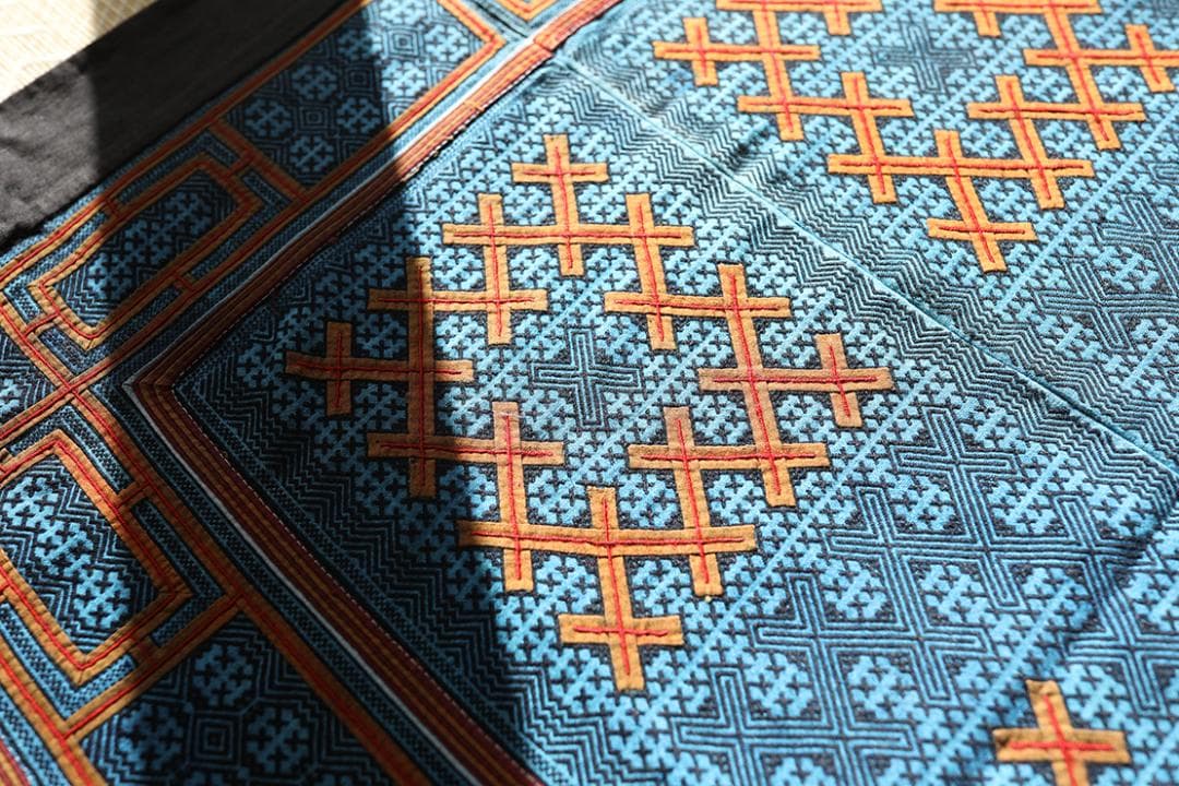 希少・手刺繍 ミャオ族伝統布／平繍テーブルクロス／ヴィンテージ民族刺繍／一点物