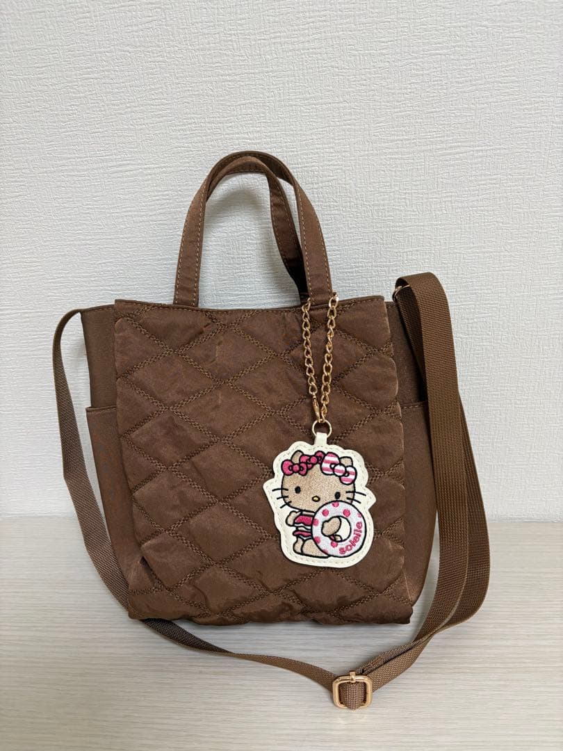 soleileソレイル キティちゃんコラボ　チャーム付ショルダーバッグ　ブラウン