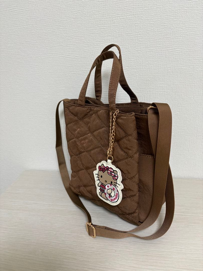 soleileソレイル キティちゃんコラボ　チャーム付ショルダーバッグ　ブラウン
