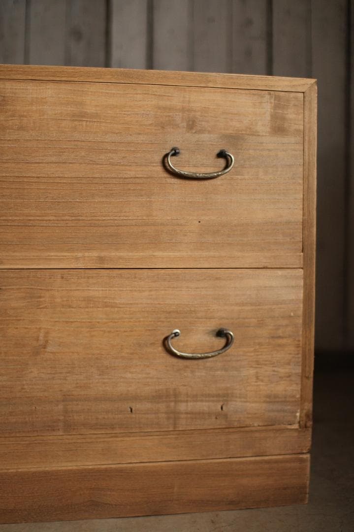 古い木製の引き出し2段　チェスト　桐箪笥　昭和レトロ　タンス　古家具　古民家