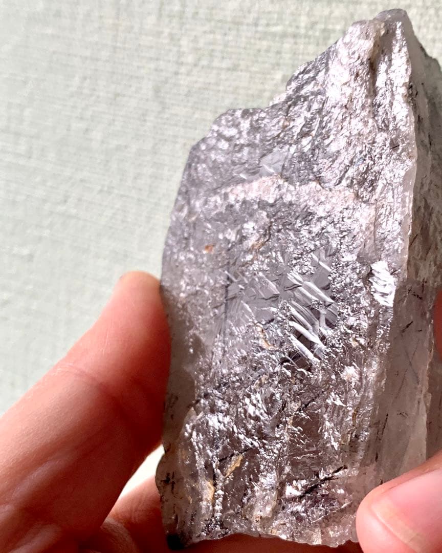 シン・ザギマウンテンクォーツ56/広い平面/太い黒針入り/グレー