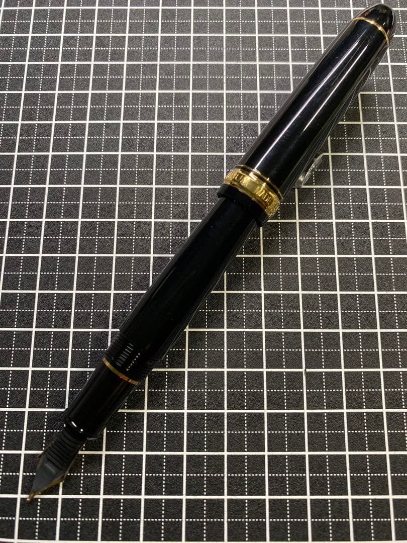 PLATINUM CENTURY #3776 廻り止め　招き猫　万年筆　字幅M