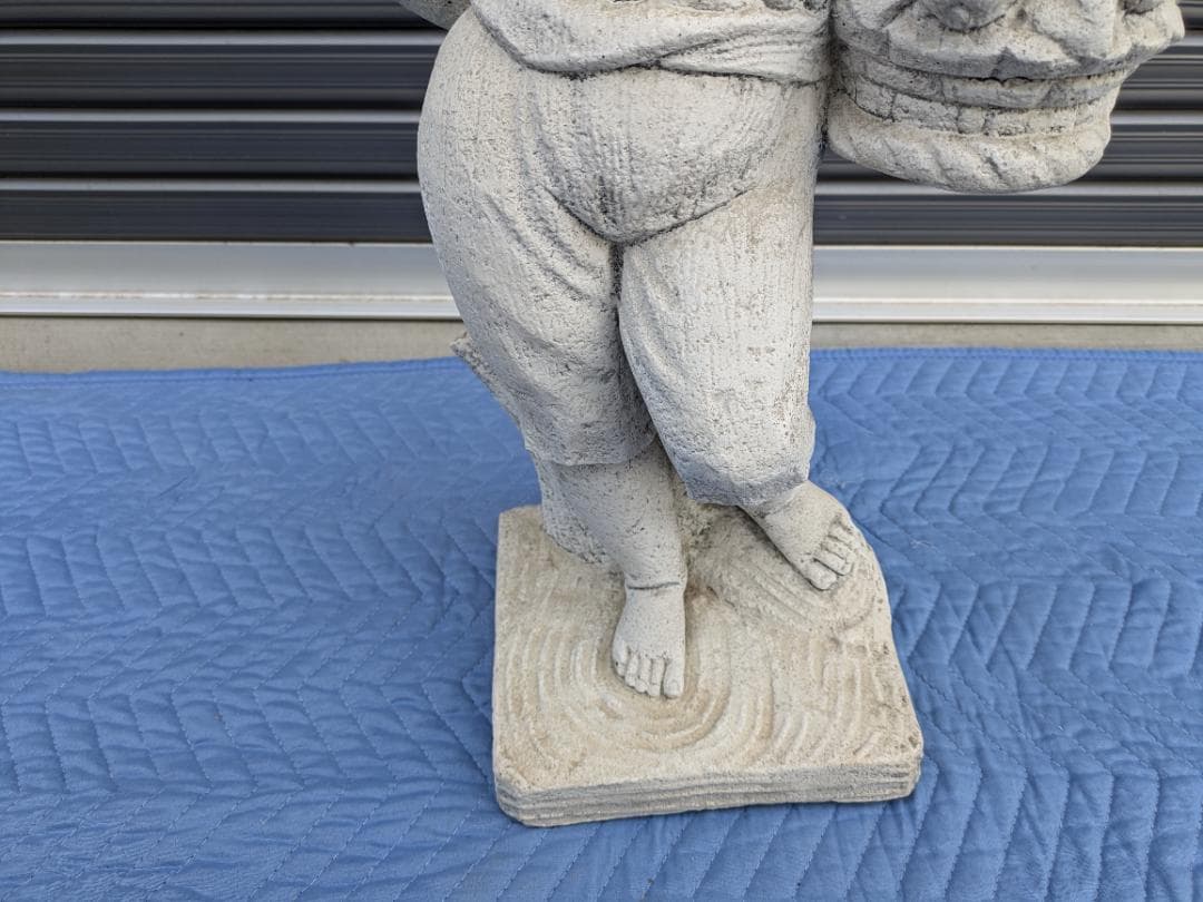 478　イタリア製　石像　花束を持つ子ども　ガーデンオーナメント