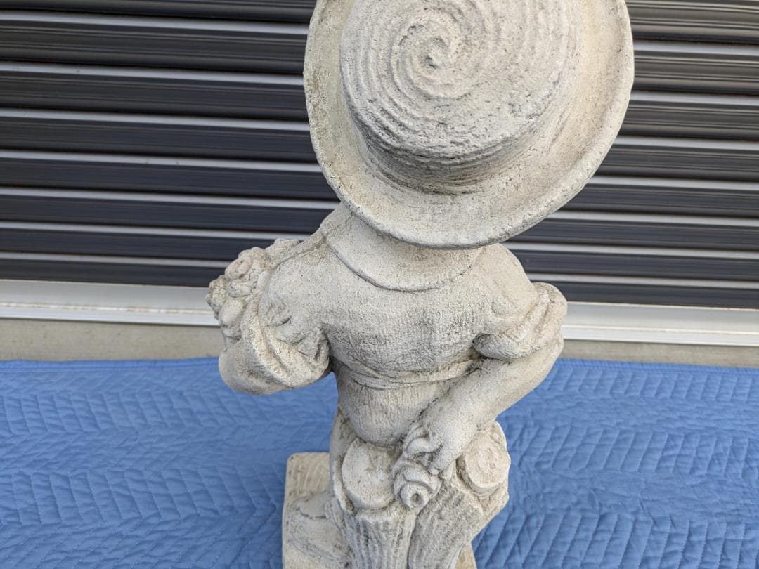 478　イタリア製　石像　花束を持つ子ども　ガーデンオーナメント