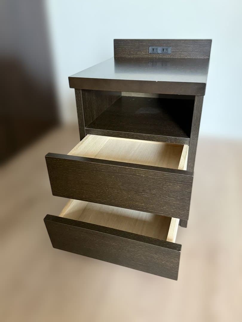 ベッドサイドボード木製コンセント付ダークブラウン