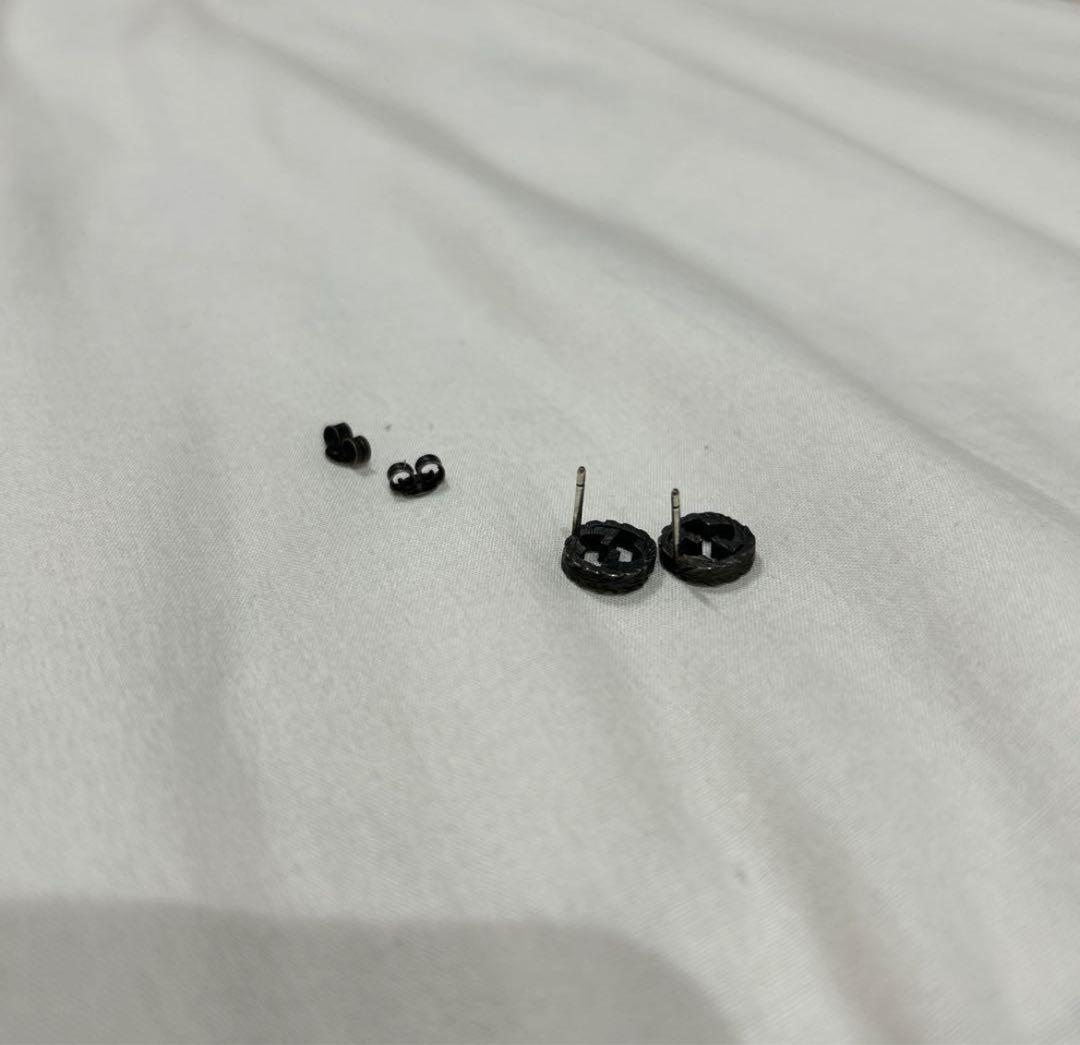 GUCCI ブラック スタッドピアス
