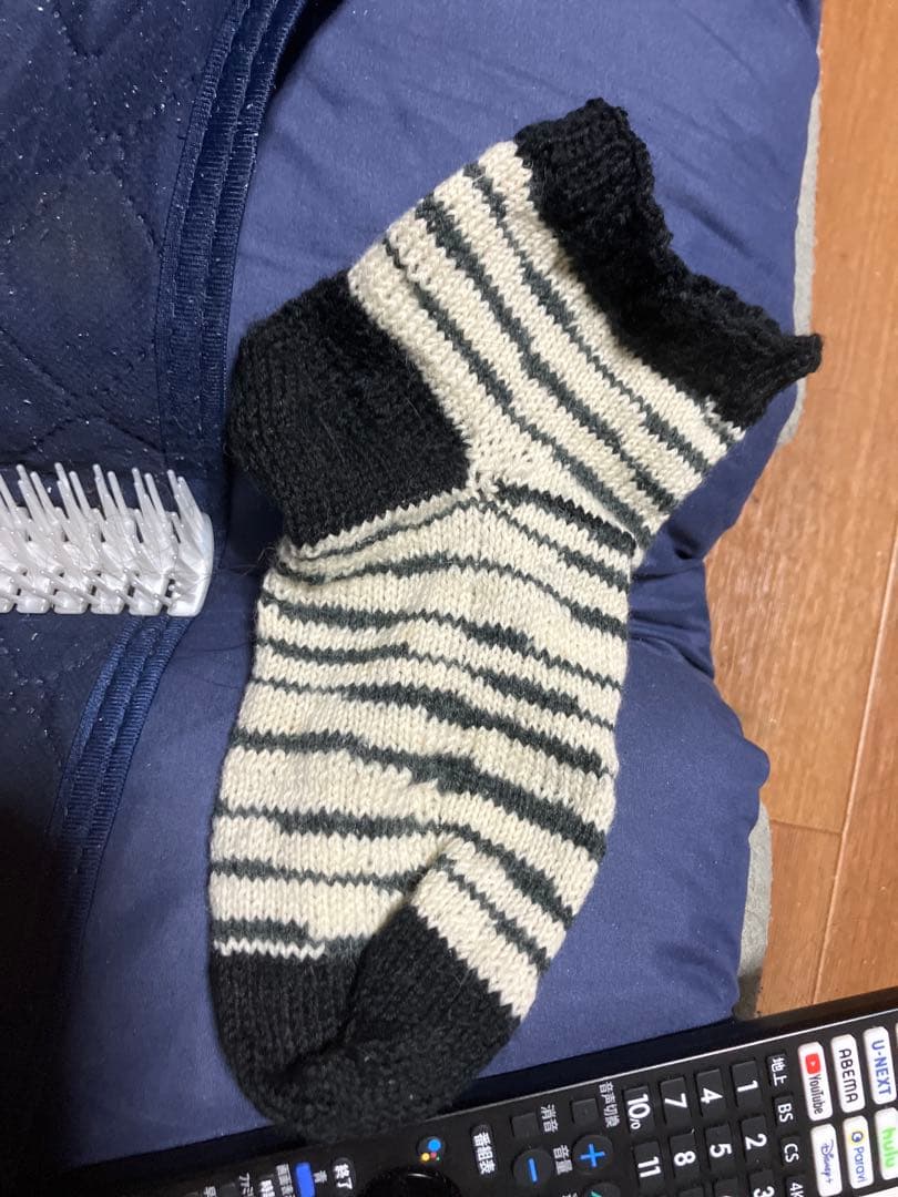 編み物の白いスカーフとストライプの靴下