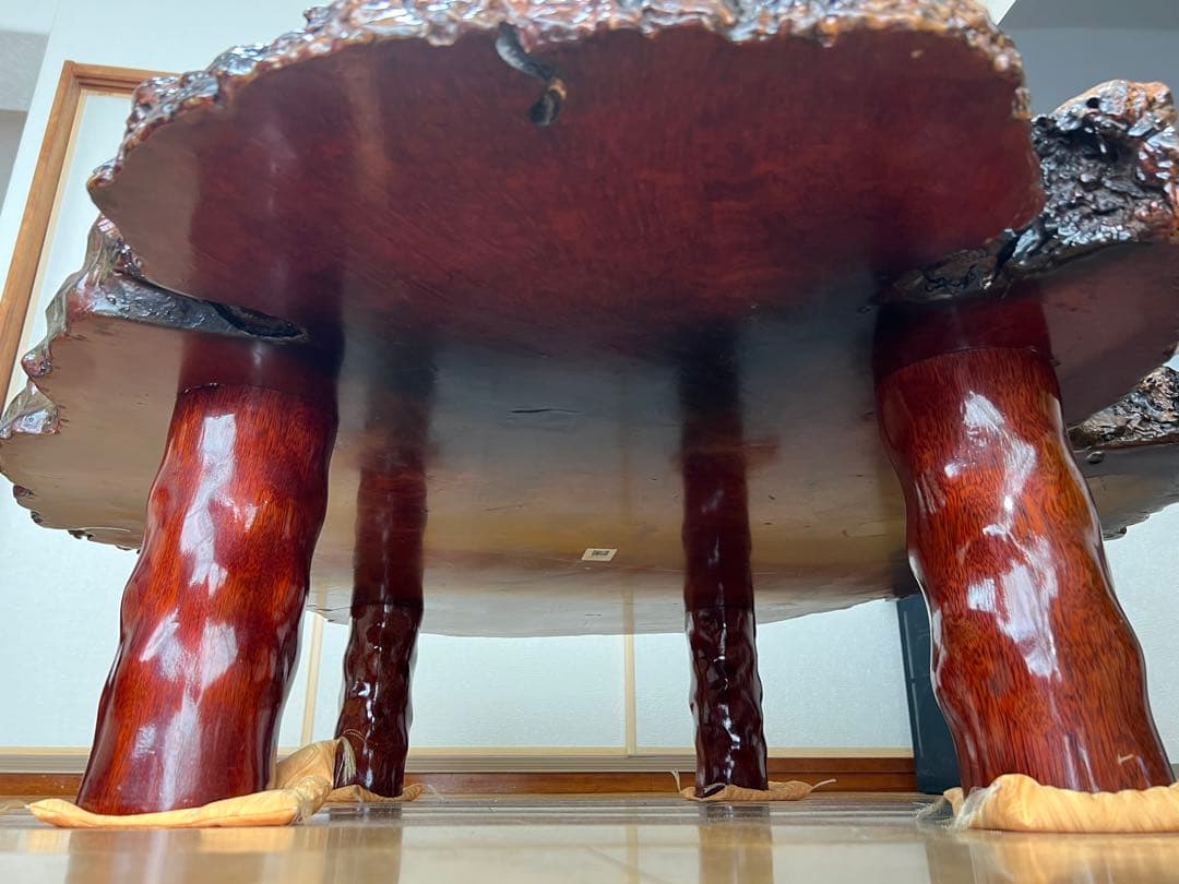 花梨一枚板　木製赤褐色座卓（自然形状）