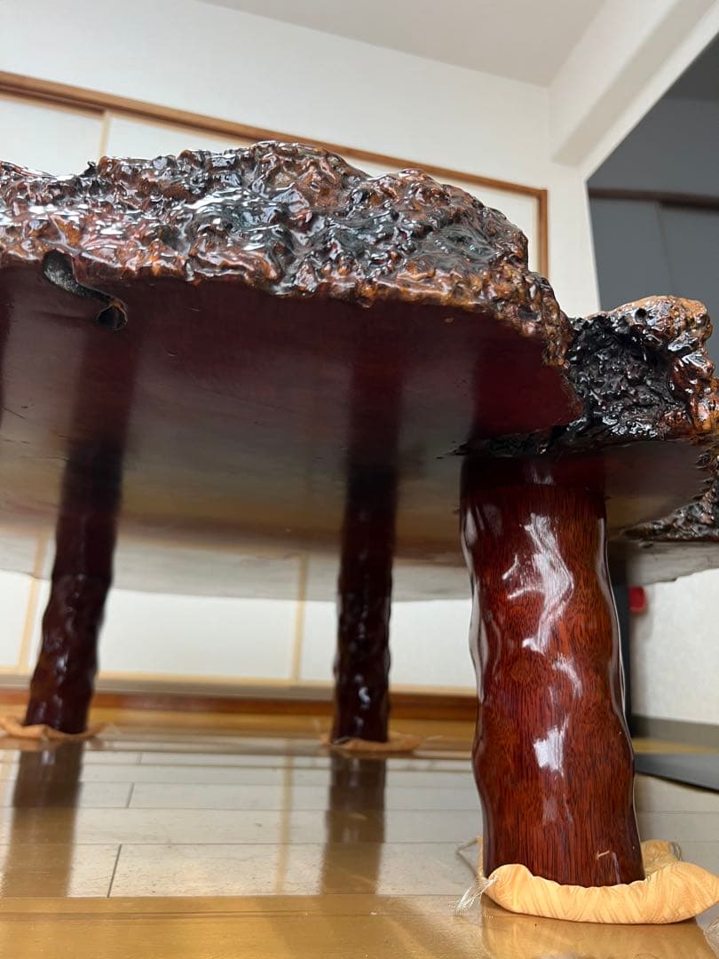花梨一枚板　木製赤褐色座卓（自然形状）