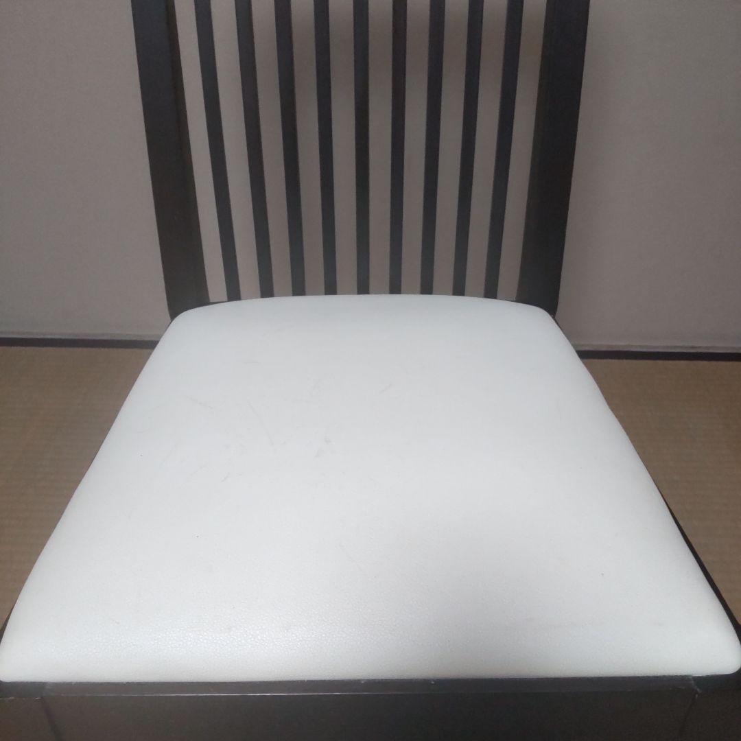 モダンなスラットバック木製椅子②