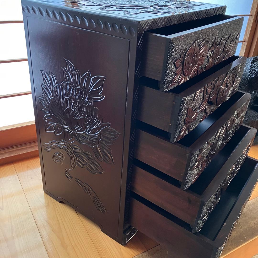 【伝統工芸品】日光彫り 5段棚 木製 小引き出し棚 牡丹の花 彫刻 小物入れ