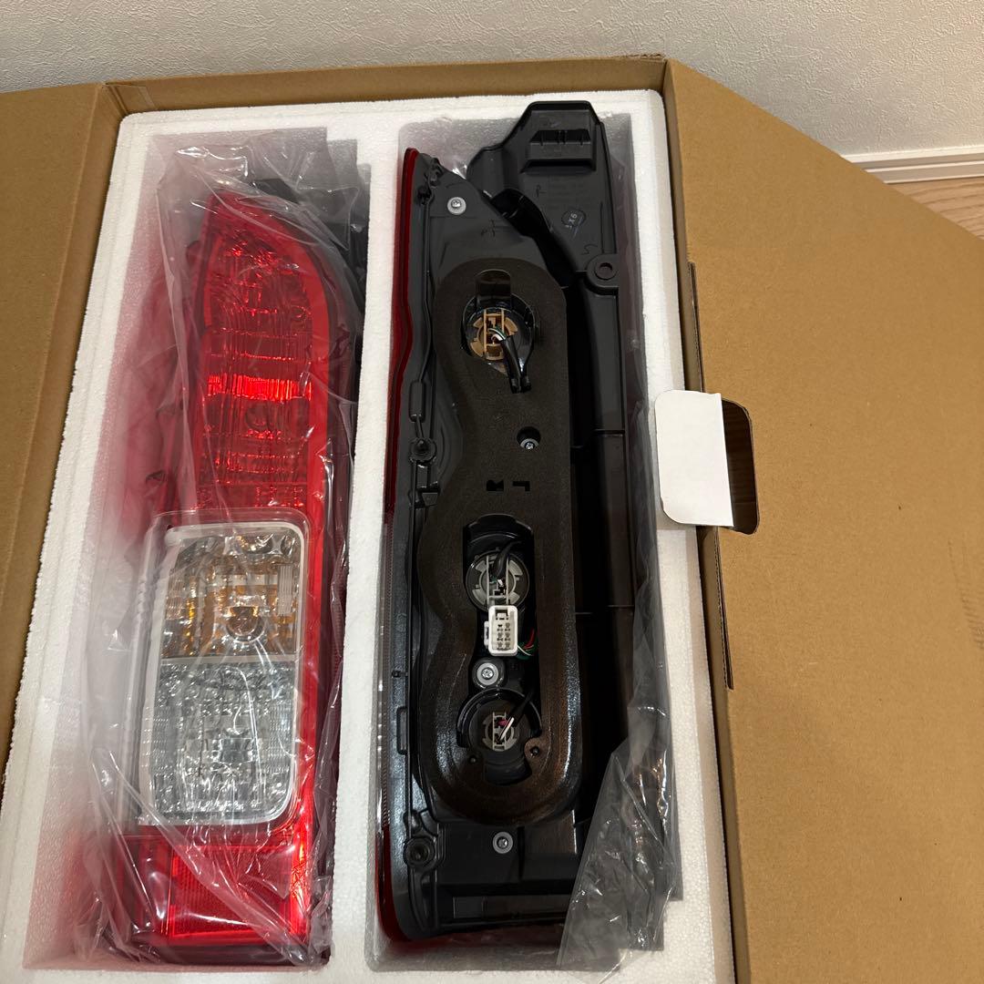 ハイエース8型　純正リアテールランプ　新車取り外し品