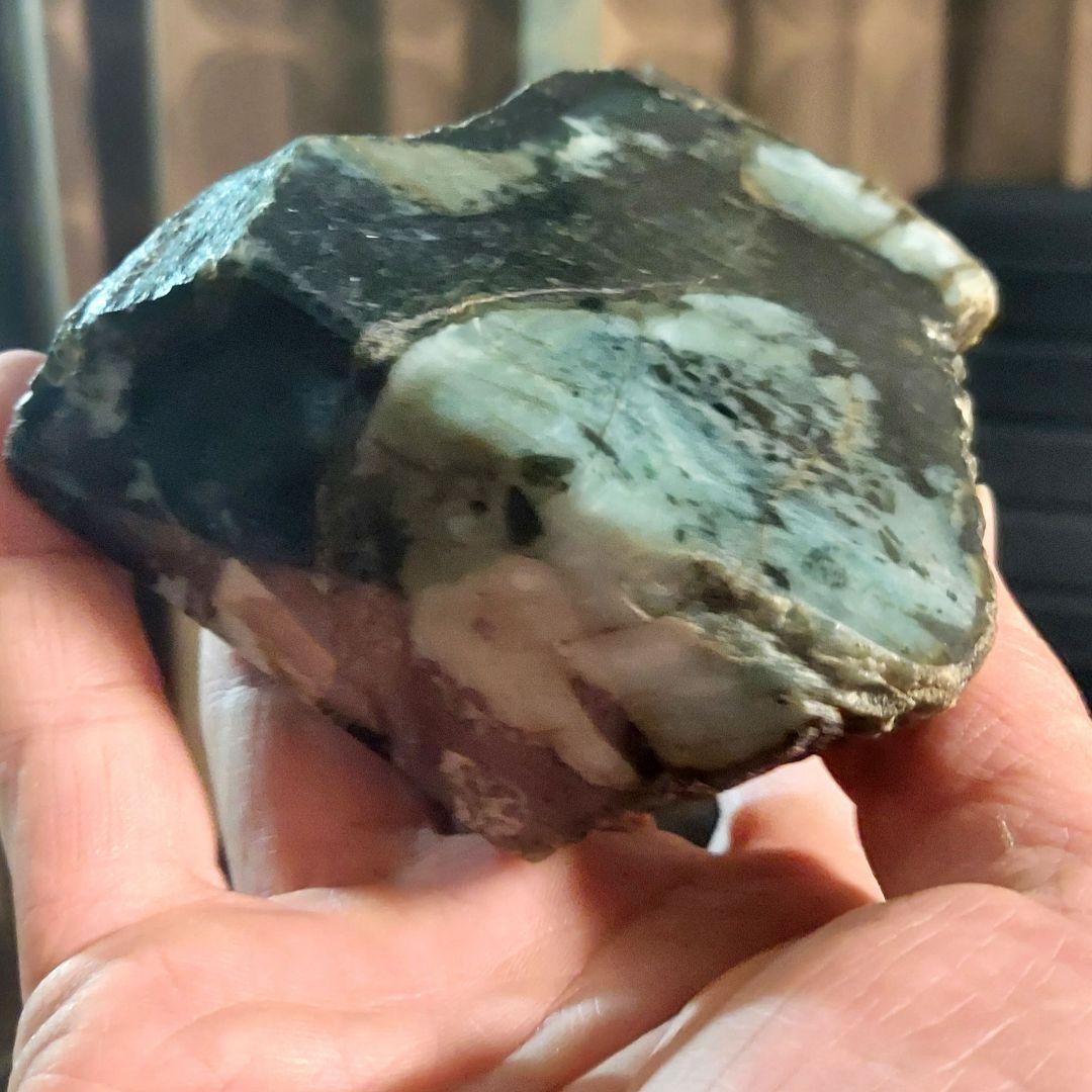 渋い模様がかっこいい大きく迫力のある JADEITE本翡翠 原石3面磨き492