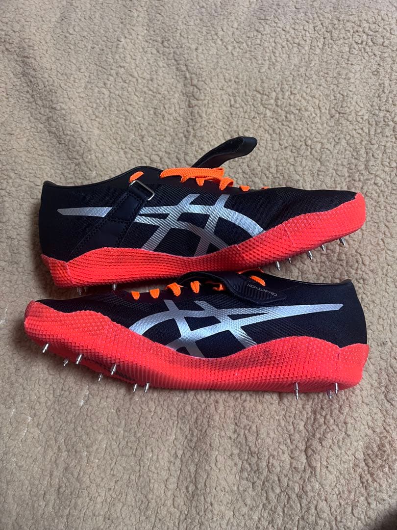 ASICS スパイクシューズ 黒/オレンジ