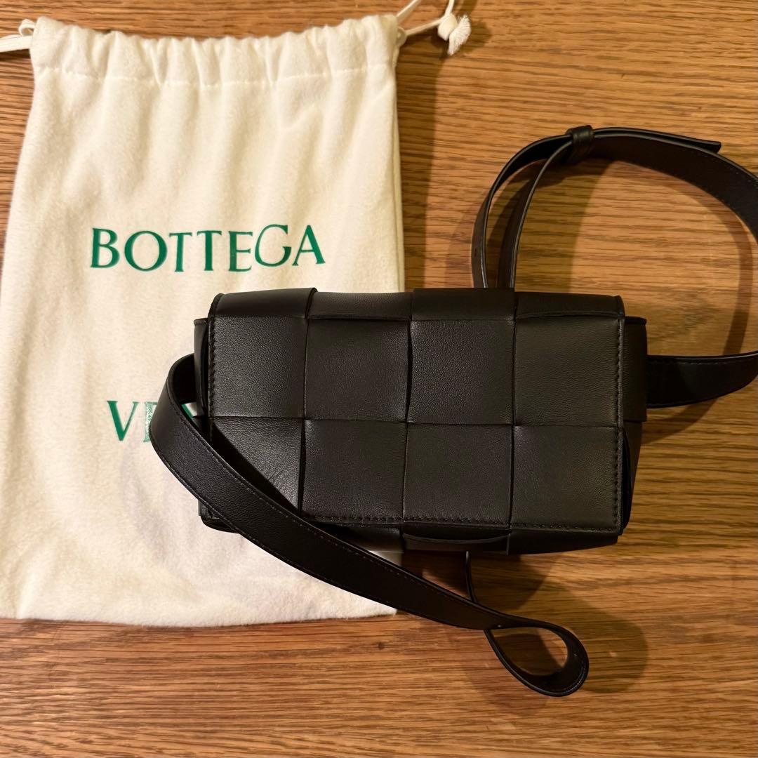 【美品】ボッテガべネタ　カセット　ブラックレザーボディバッグ