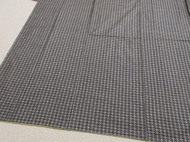 本場泥大島紬証明書：美品：七宝つなぎ模様：こげ茶：袷着物：しつけ糸：P33