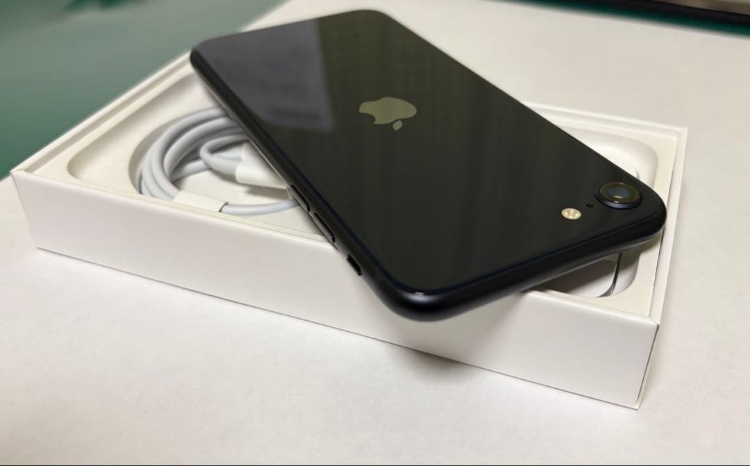 【美品】iPhoneSE（第３世代） 64GB