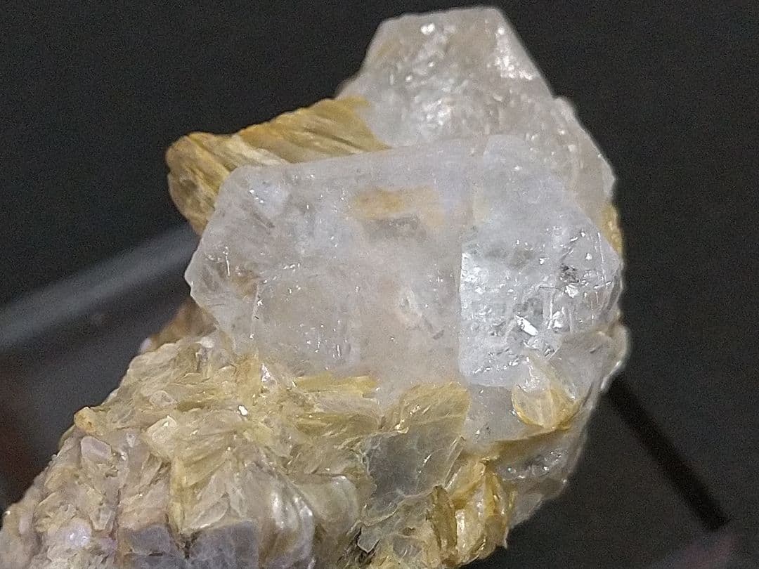 鉱物標本 ゴシェナイト 緑柱石 パキスタン産 母岩付き 原石