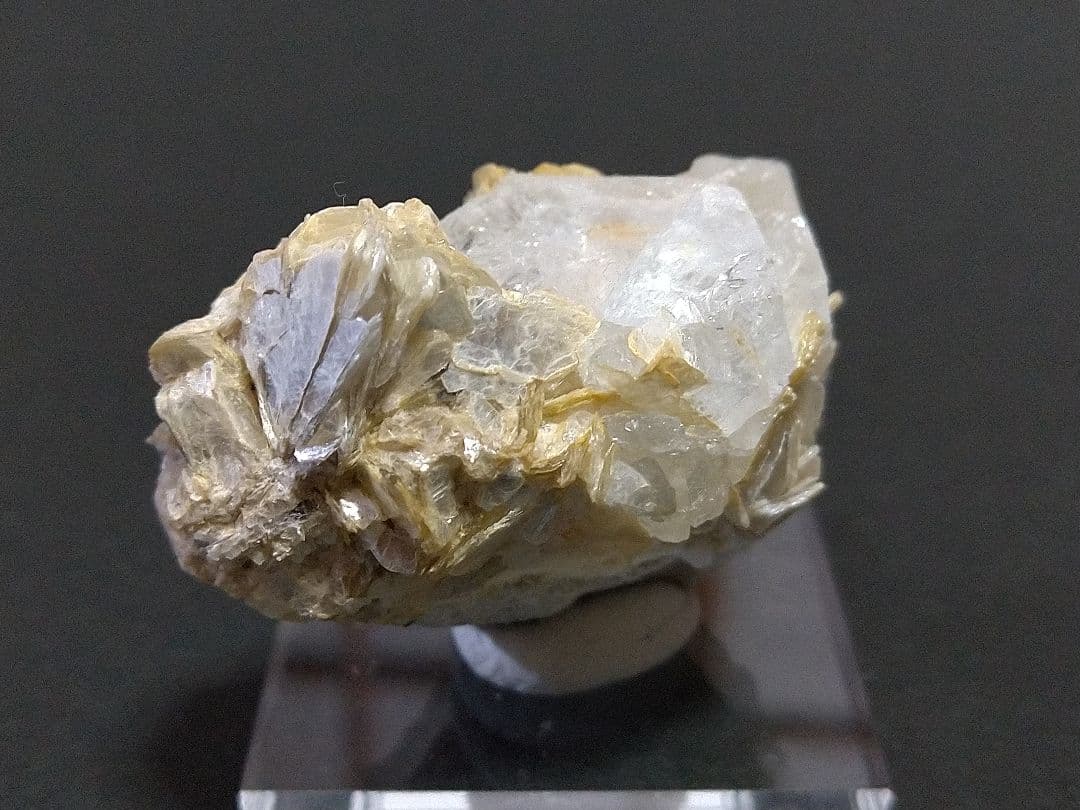 鉱物標本 ゴシェナイト 緑柱石 パキスタン産 母岩付き 原石