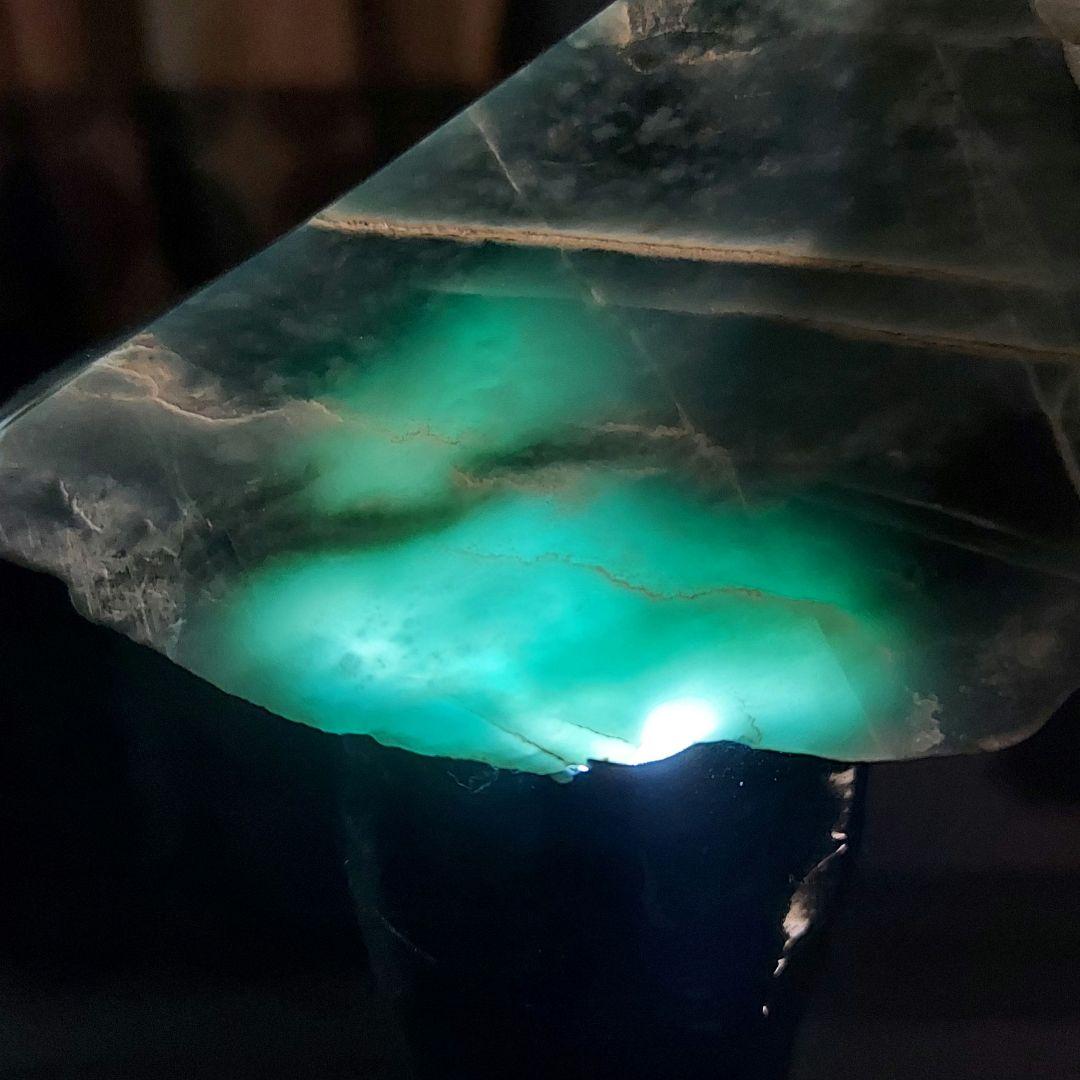 希少！独特のブルーグリーンが綺麗な グアテマラ翡翠 原石 ほぼ全面磨き 526