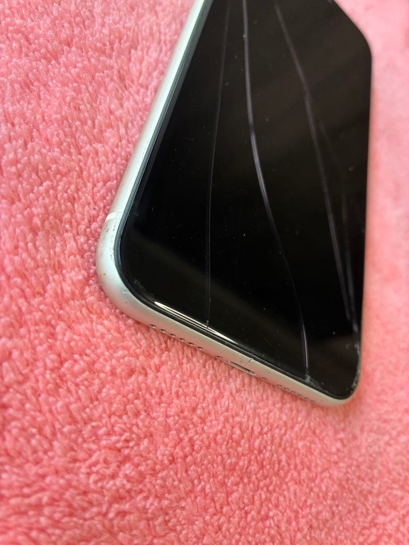 【画面割れ】iPhone 11 本体 ホワイト128GB